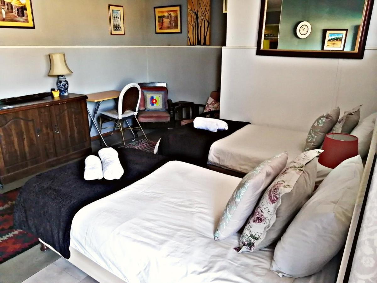 Suzie'S Coffee Shop Accommodation بيل فيل المظهر الخارجي الصورة