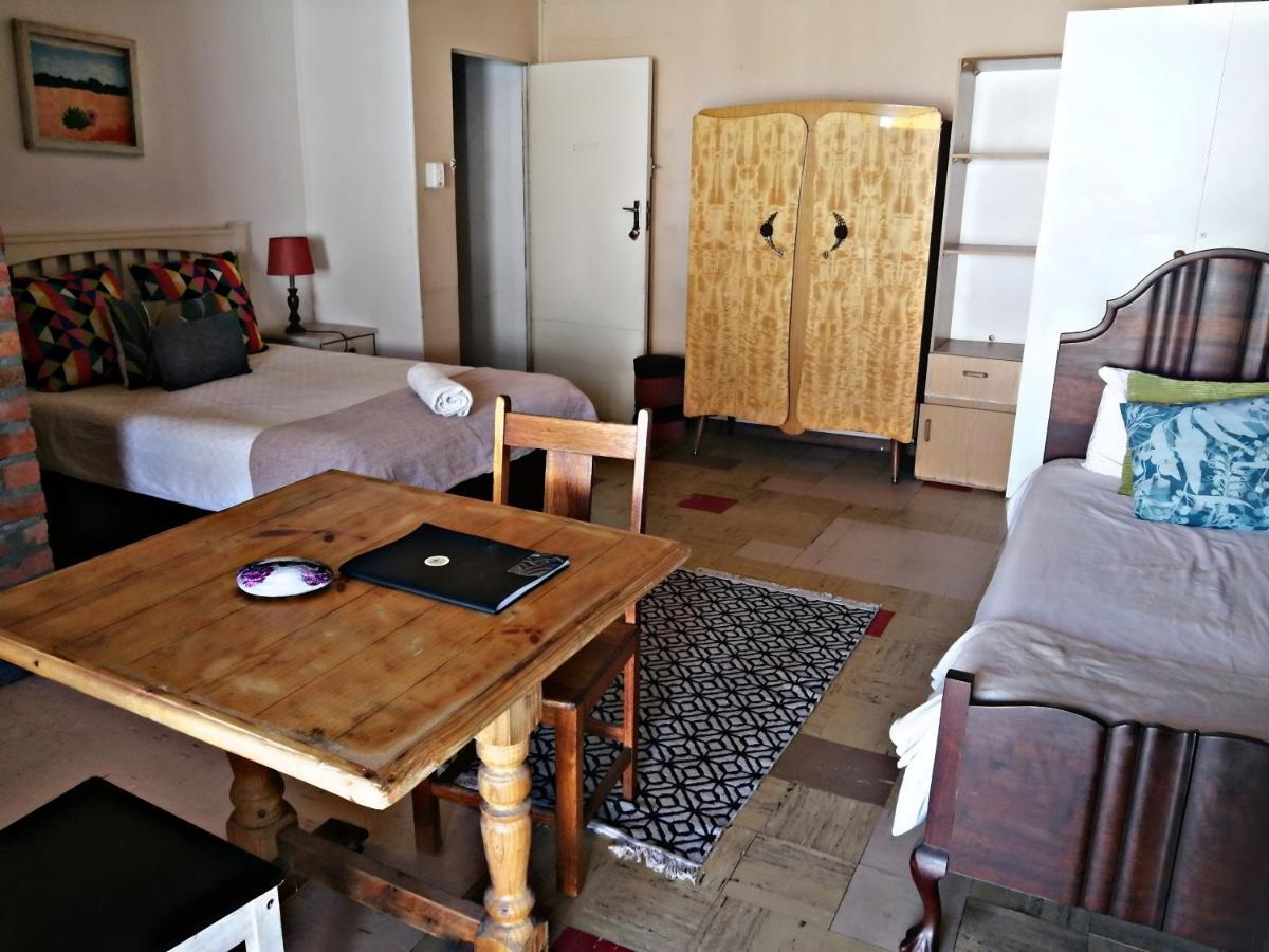 Suzie'S Coffee Shop Accommodation بيل فيل المظهر الخارجي الصورة